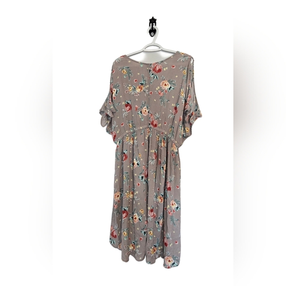 Torrid Tunic Style Blouse Flowy Floral Girlie Size 2X Spring Babydoll HiLow Hem - Picture 2 of 8